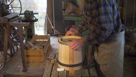 Here's How to Make a Wooden Bucket on Your Own