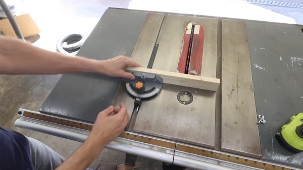 Use Miter Gauge on Table Saw